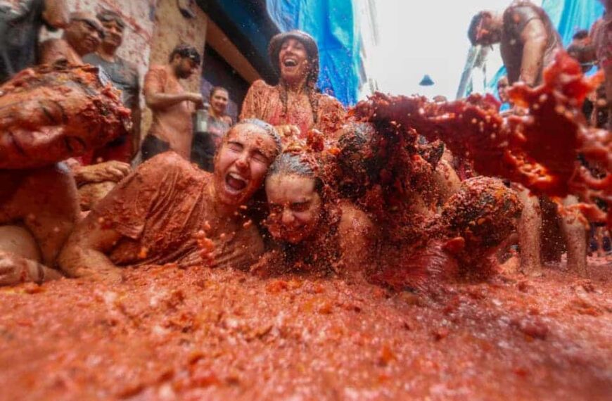 Buñol se tiñe de rojo: 150.000 kilos de tomate desatan la fiesta en la Tomatina