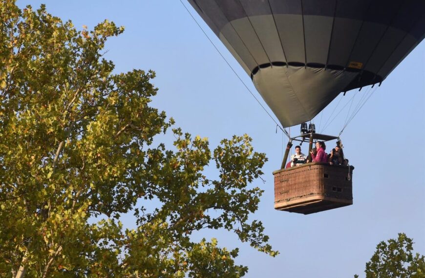 Dos personas salen ilesas tras quedar atrapado su globo aerostático entre árboles en Fontanosas