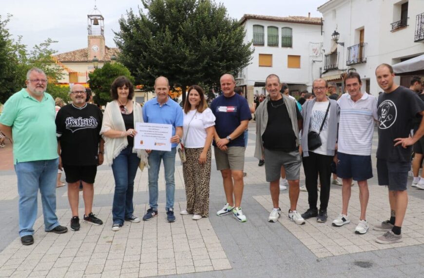 Pareja (Guadalajara) dona la recaudación de su paella solidaria a Proyecto Hombre