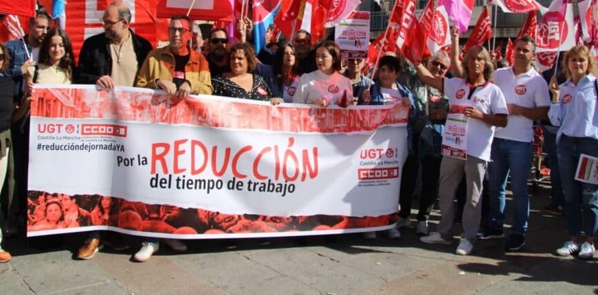 UGT y CCOO Protestan en CLM para Demandar Reducción de la Jornada Laboral Frente a Sedes Patronales
