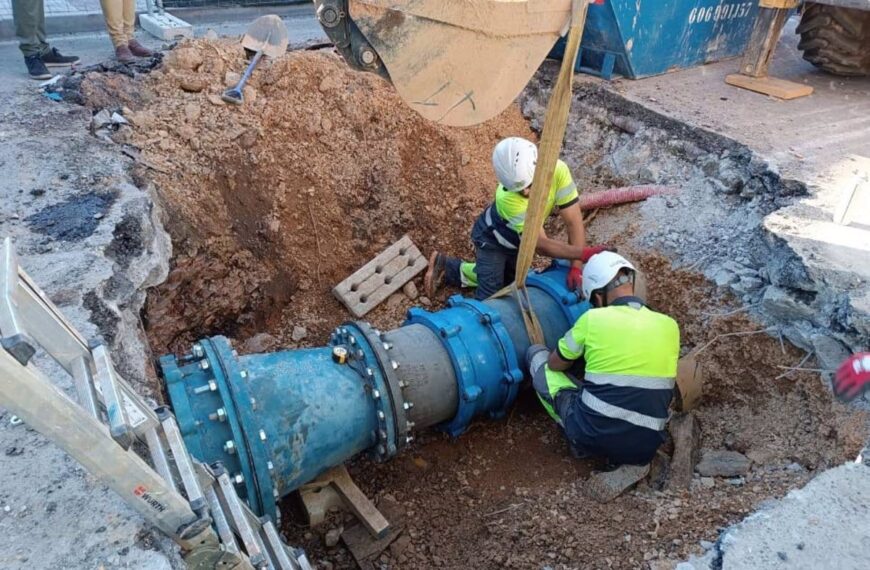 Un reventón obliga al Consistorio de Puertollano a cortar el suministro de agua y a colocar cubas en dos barriadas