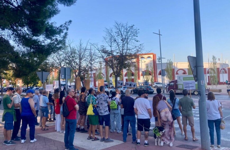 Vecinos de Alcázar de San Juan Se Manifiestan Contra las Corridas de Toros