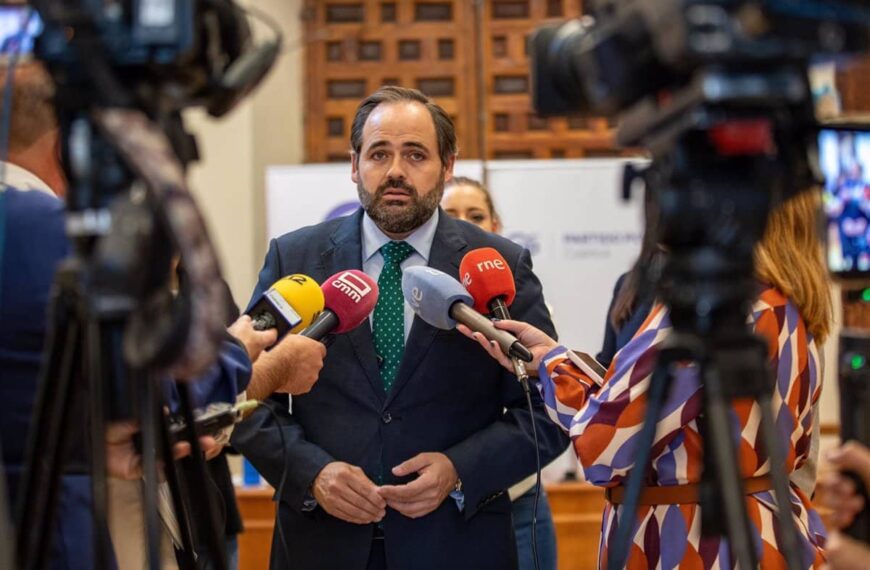 El PP de CLM se retracta y busca mantener 35 diputados con una enmienda al Estatuto que bloquea el acuerdo anunciado.