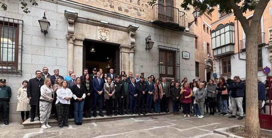 Instituciones de C-LM guardan un minuto de silencio y expresan su pésame a las familias de las víctimas en un emotivo homenaje