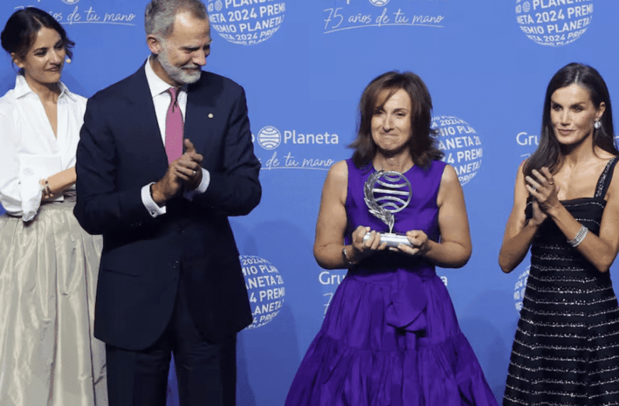 El Manotazo de Felipe VI a Letizia Durante los Premios Planeta: Resumen del Incidente