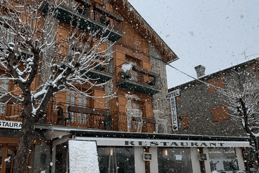 Disfruta del Esquí y Relajación en la Cerdanya: Hotel Esquirol en Llívia