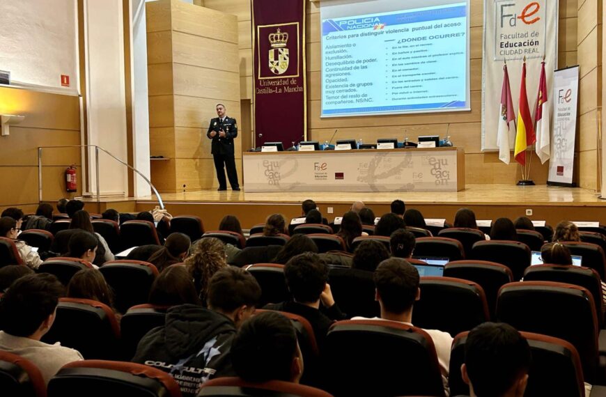 La Policía Nacional refuerza la formación en ciberseguridad y asistencia docente en la Facultad de Educación de la UCLM