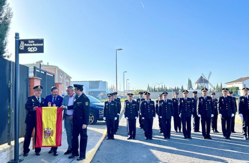 Valdepeñas dedica una calle a la Policía Nacional en su 200 aniversario