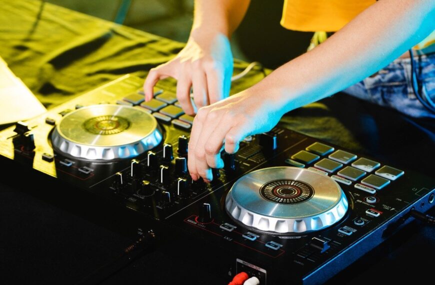 Claves de PRIXMAPRO para Elegir al DJ Perfecto para Tu Celebración