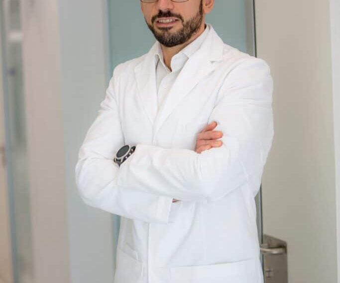 Médico Malagueño Aclamado como Principal Experto en Tratamiento del Dolor en España