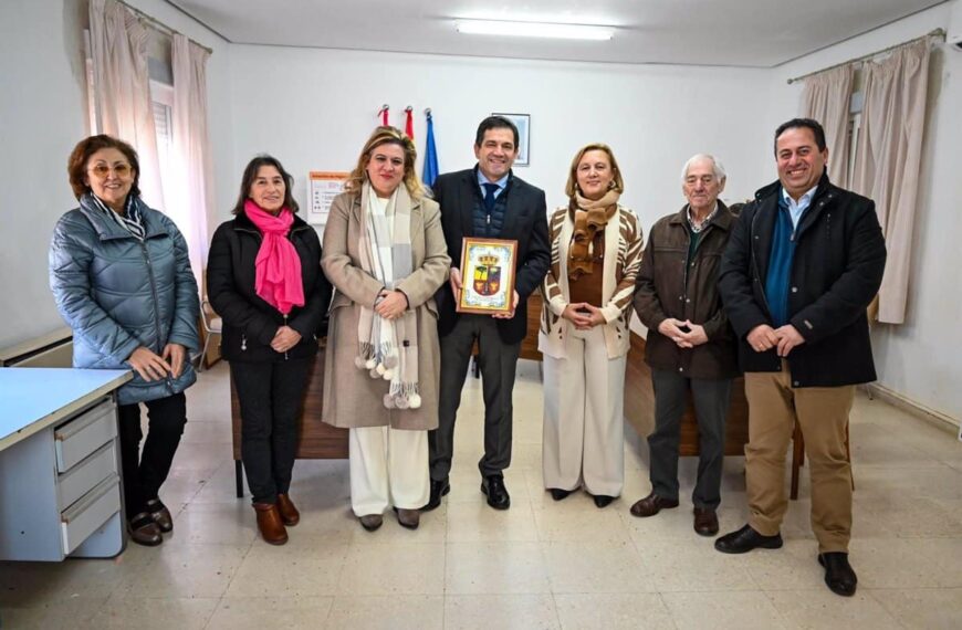 Valverde destaca en Navalpino el compromiso de la Diputación de Ciudad Real con el desarrollo de los pueblos pequeños