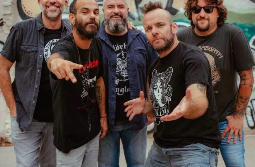 El Niño de la Hipoteca: Revolucionando la Escena Musical con su Mezcla Única de Punk Blando y Pop Duro