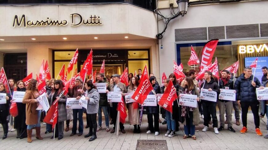 Empleadas de Massimo Dutti se movilizan contra el cierre del establecimiento en Ciudad Real