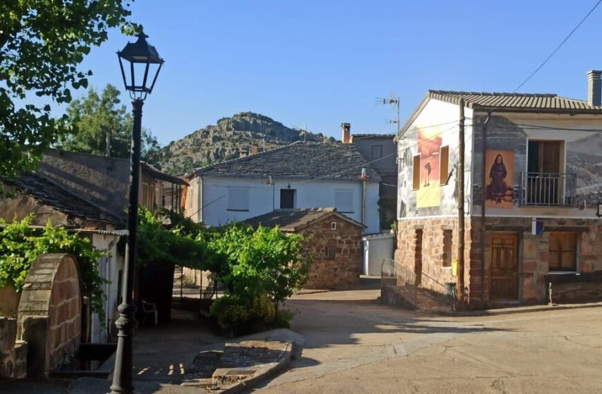El mural 'La abuela de Naharros', de Zaida Escobar, subraya el esfuerzo de las mujeres de la Sierra Norte