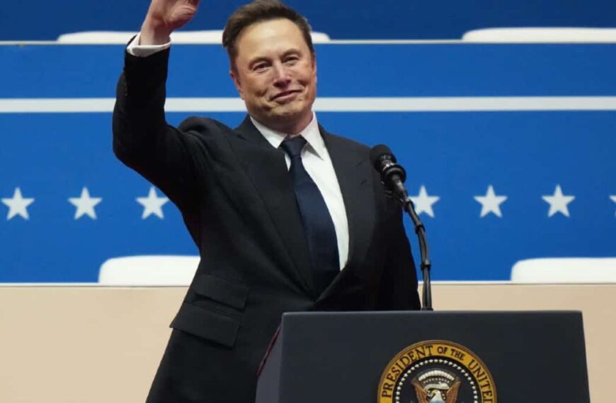 Santiago Segura se Enfrenta al Nazi de Elon Musk