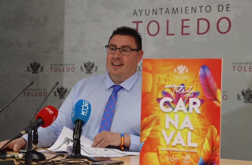 Cerca de 30 comparsas desfilan este sábado en el concurso del Carnaval de Toledo con color y alegría desbordante.