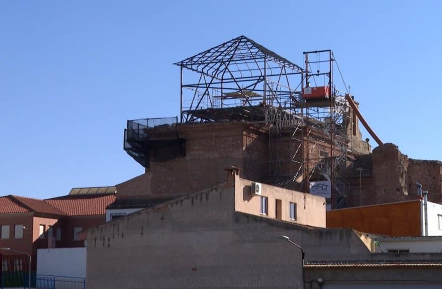 Más de 2.500 tejas en San Juan Bautista de La Solana buscan apadrinamiento para financiar sus obras a solo 20 euros cada una.