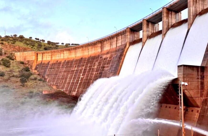 El pantano del Montoro (Ciudad Real) desembalsa agua tras superar los 105 hectómetros cúbicos mediante su labio fijo