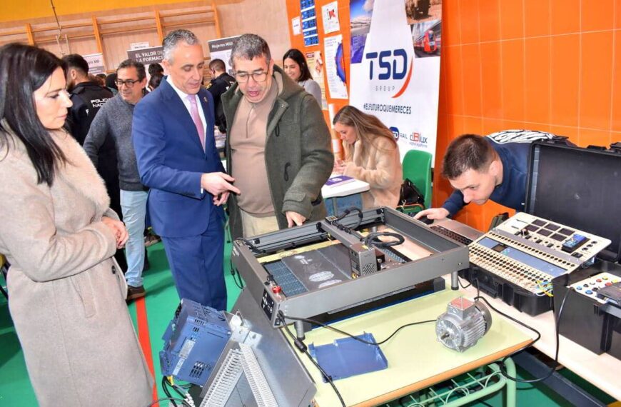 El regidor impulsa el ímpetu innovador de la juventud en la décima edición de la Feria de Universidades y Empleabilidad