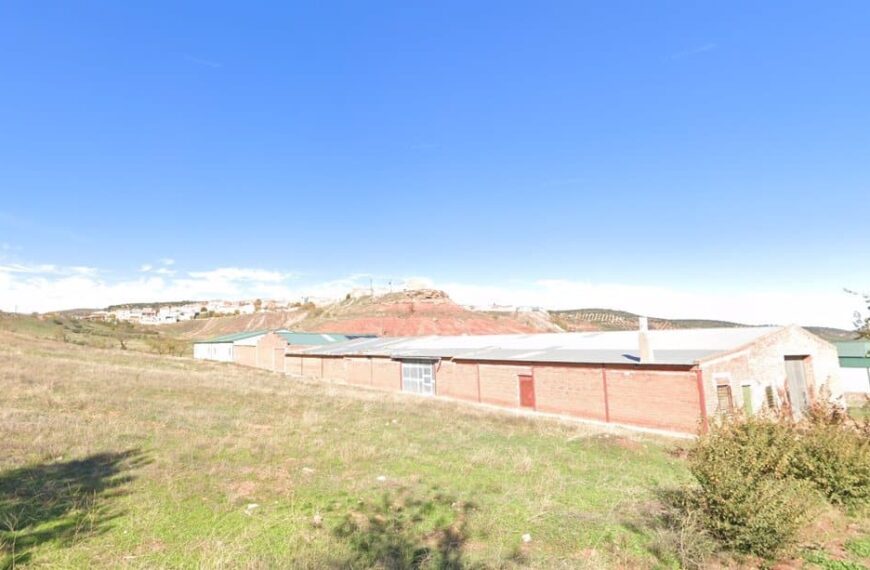 Fallece un hombre de 66 años en Albaladejo tras ser golpeado por la puerta de una nave en un trágico accidente laboral