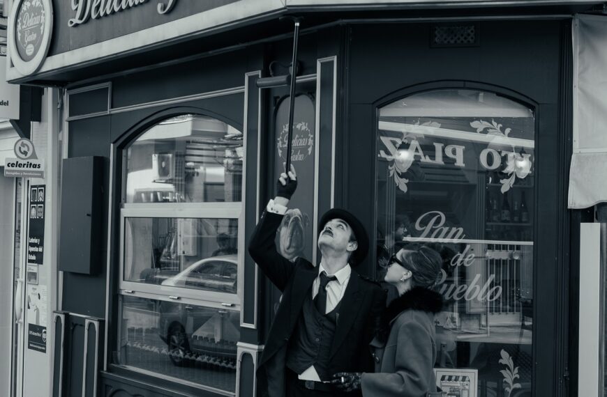 Un Sábado de Cine y Elegancia en Puertollano: El Swing se Apodera del Mercado y Charles Chaplin Encanta a los Espectadores