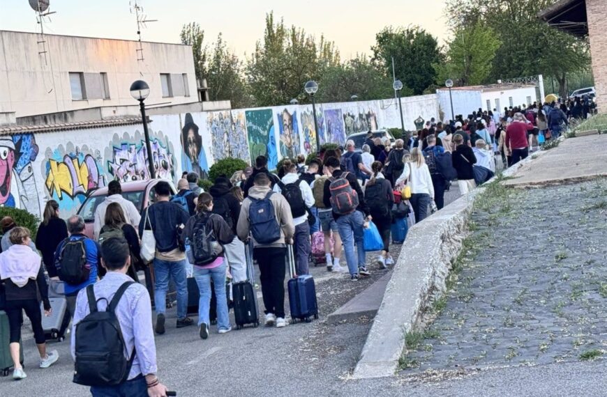 Malagón refugia en su pabellón polideportivo a casi 300 viajeros de un tren varado por el apagón