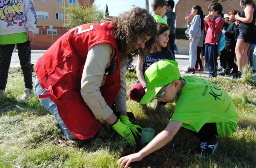 Cruz Roja planta con el alumnado del colegio Cruz Prado 150 árboles en la calle Panaderos de Ciudad Real