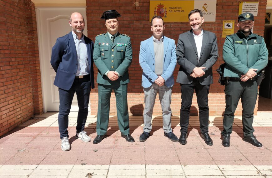 El subdelegado del Gobierno en Ciudad Real y el alcalde de Herencia visitan el cuartel de la Guardia Civil de la localidad