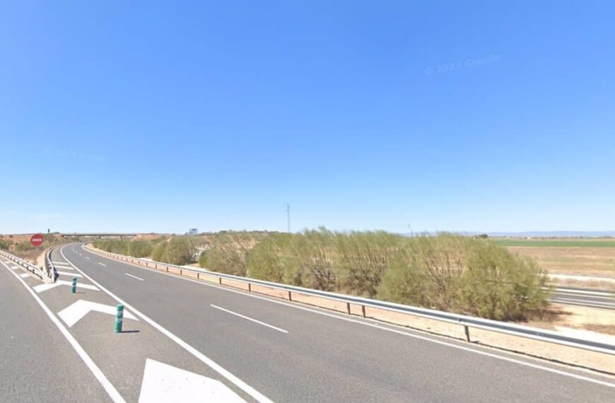 Cortado el paso de vehículos en el kilómetro 54 de la A-43, en sentido Valencia, por incendio de un camión