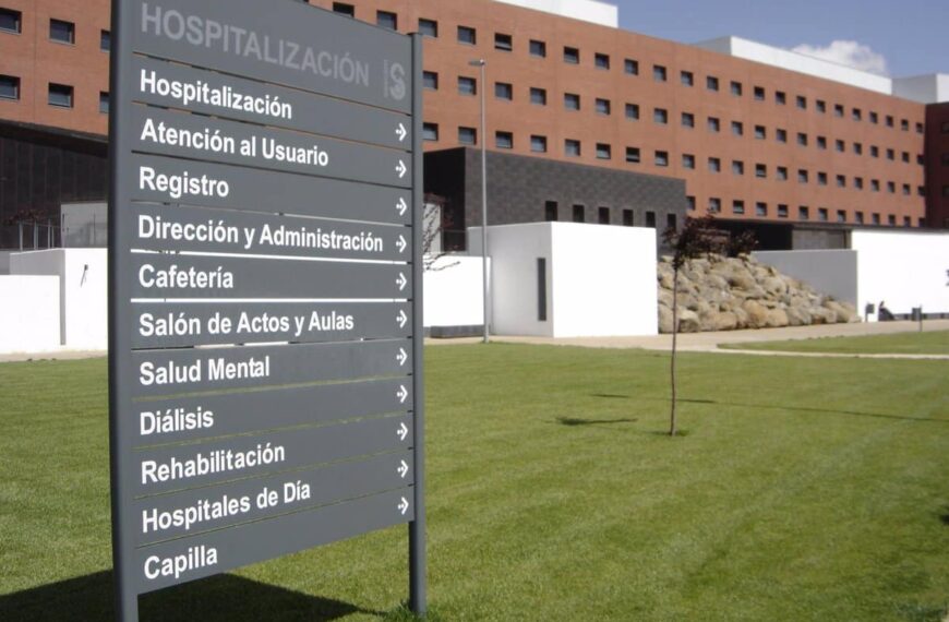 Trasladan al hospital de Ciudad Real a un joven de 17 años que cayó desde un tejado en Valdepeñas
