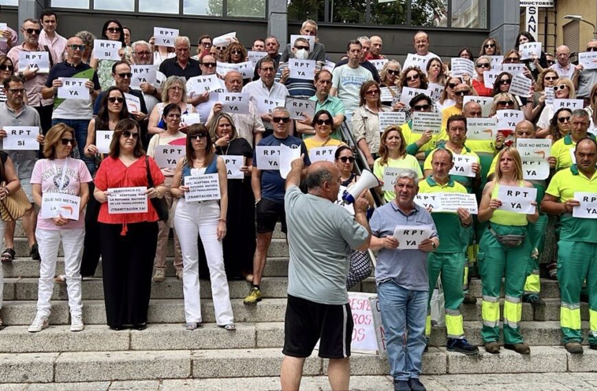 Funcionarios municipales de Puertollano se concentran contra CCOO en demanda de RPT, con la presencia del alcalde en la protesta