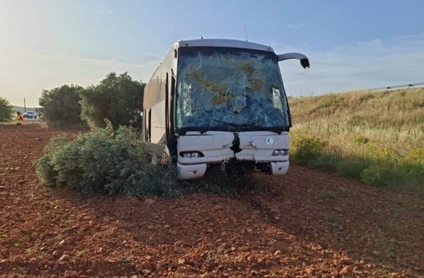 Herido el conductor de un autobús escolar con 11 niños ilesos tras salirse de la vía en Pozuelo