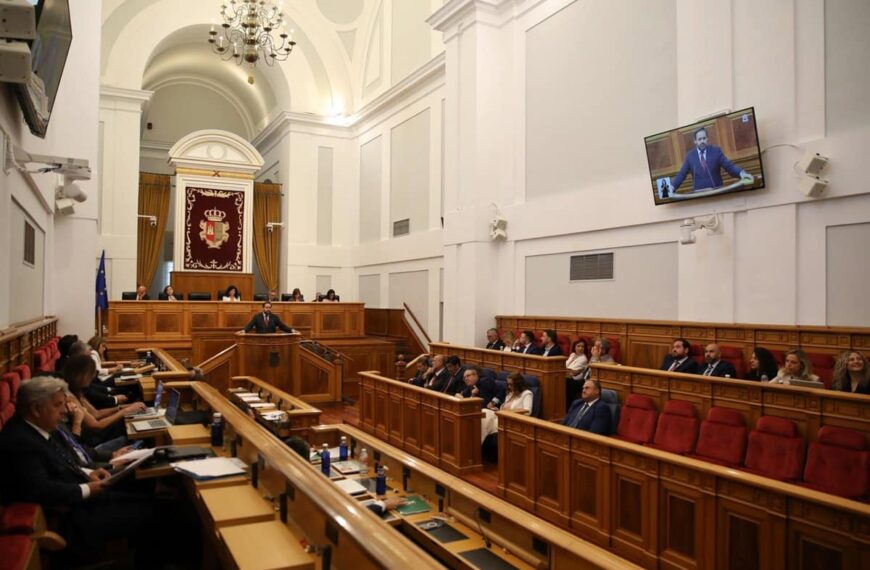 Sanidad, financiación y menores migrantes: a debate en el pleno de las Cortes este jueves