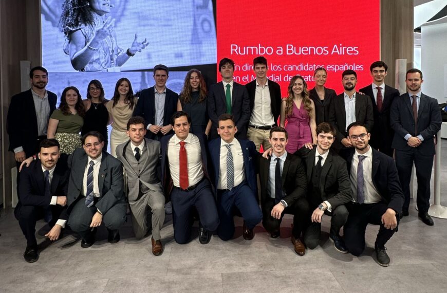 Un alumno de la Universidad de Castilla La Mancha, en la competición clasificatoria de los aspirantes al Mundial de Oratoria de Melilla