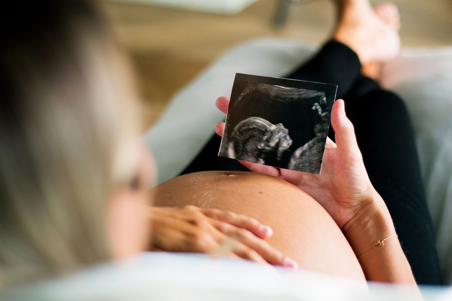Riesgos de Salud para el Bebé: Mujeres Mayores de 40, Bajo Peso y Fumadoras