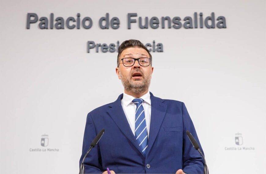 Técnicos se trasladan a Saceruela para evaluar los daños en el colegio tras el colapso del muro por la tormenta