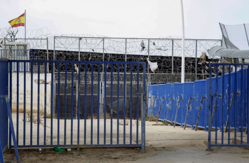 Menor subsahariano hospitalizado tras caer de una valla en la frontera