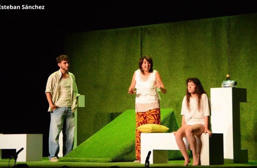 Éxito absoluto en el Patio de Comedias de Torralba de Calatrava con el estreno de ‘La llegada del fuego’