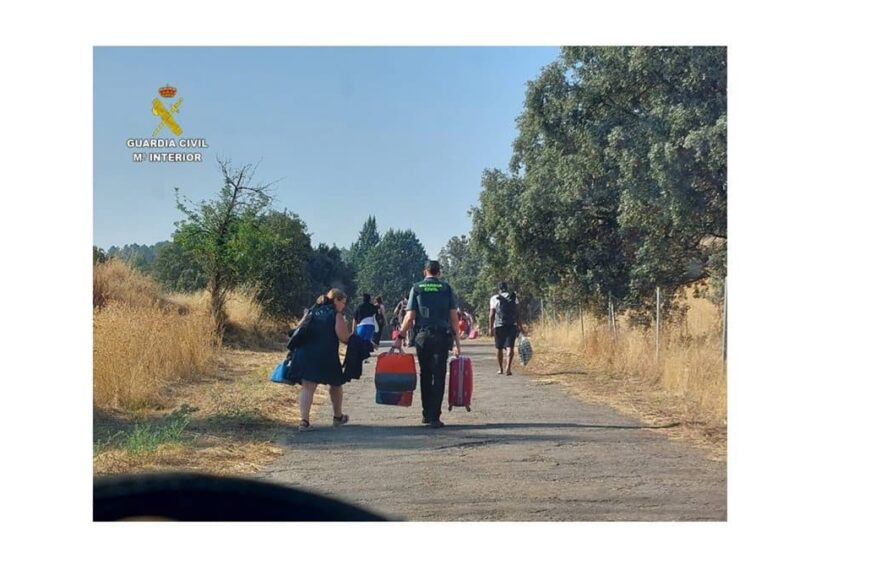Auxiliados por la Guardia Civil, los pasajeros de un tren detenido en Venta de Cárdenas