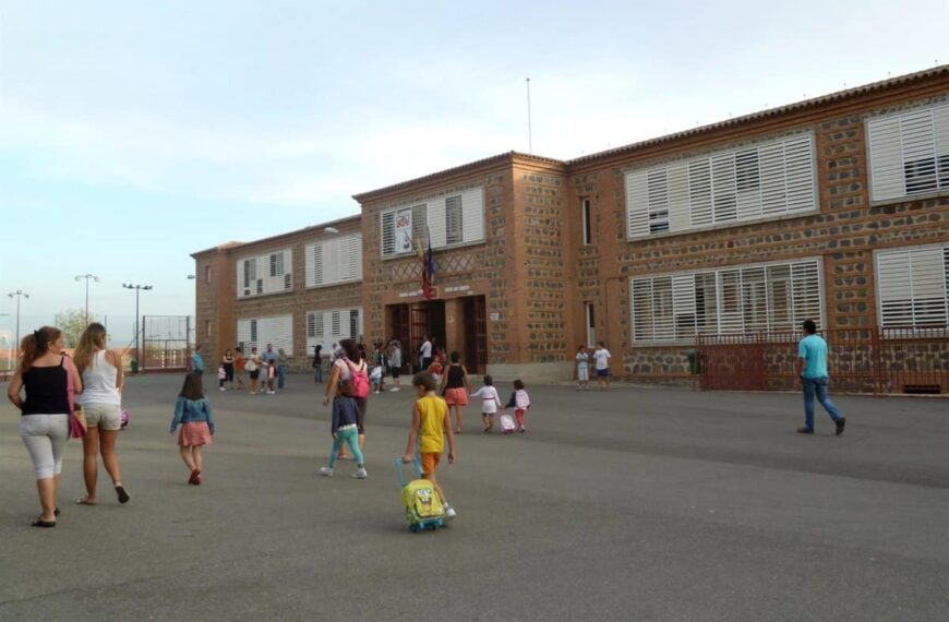 El curso escolar 2025/2026 comienza en C-LM con 530 docentes más