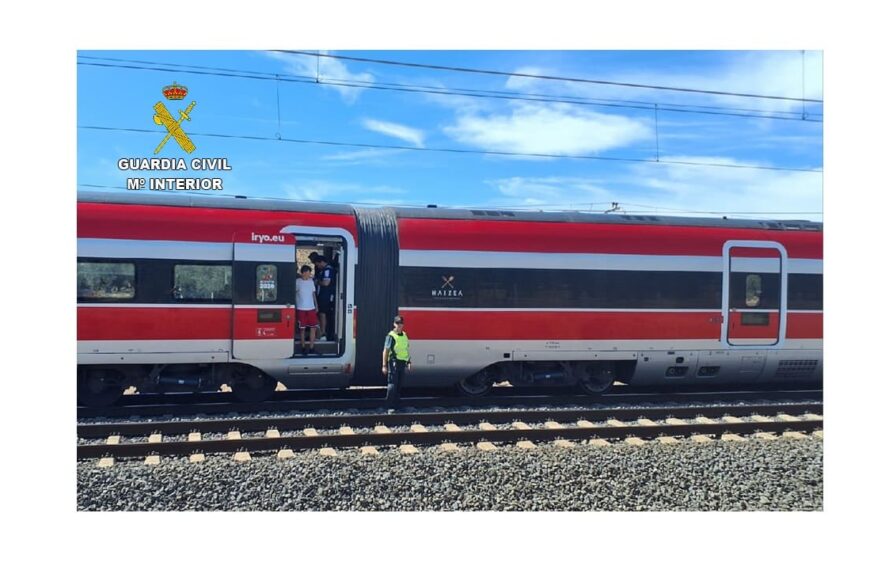La Guardia Civil de Ciudad Real auxilia a todos los pasajeros del tren AVE cuyo último vagón salió ardiendo