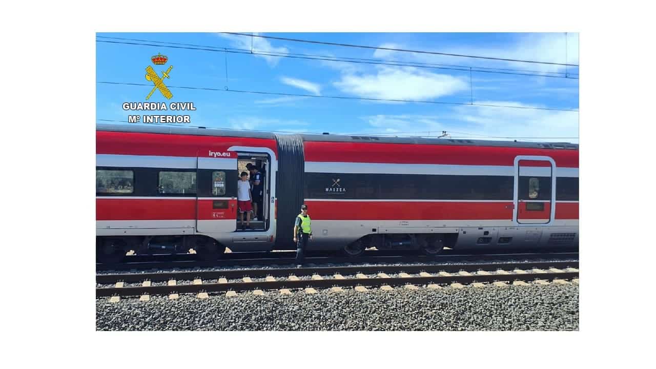 La Guardia Civil de Ciudad Real auxilia a todos los pasajeros del tren AVE cuyo último vagón salió ardiendo