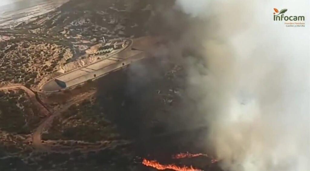 Extinguido el incendio de Puertollano tras intensas labores de los bomberos