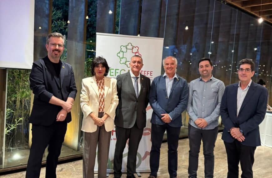 Mariano González galardonado con el Premio FEFCAM por su destacada contribución a la profesión farmacéutica