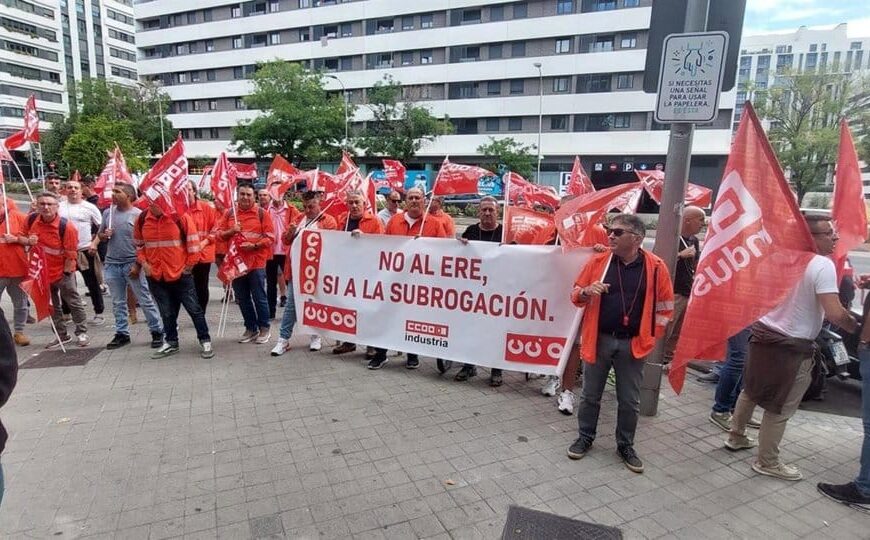 La plantilla de Eserman en Puertollano clama por sus empleos frente a la sede central de Repsol en Madrid