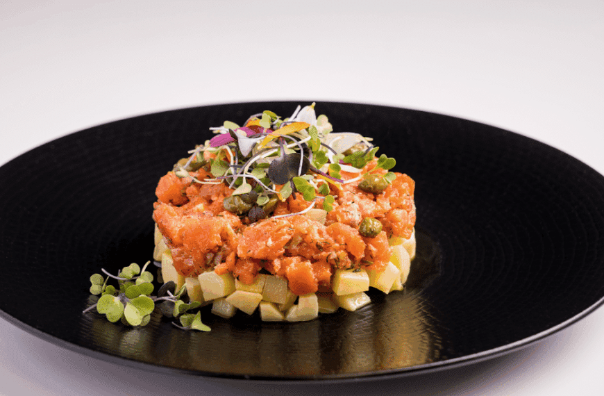 Martiko Lanza Exquisito Tartár de Salmón Ahumado Salvaje de Alaska