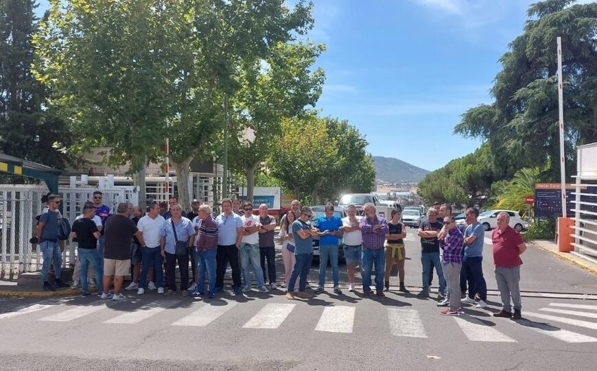 Trabajadores de Eserman bloquean la entrada de Repsol Química en Puertollano tras el anuncio de reconversión logística