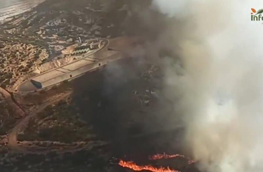 Tres medios aéreos y quince terrestres colaboran en la extinción de un incendio en Puertollano