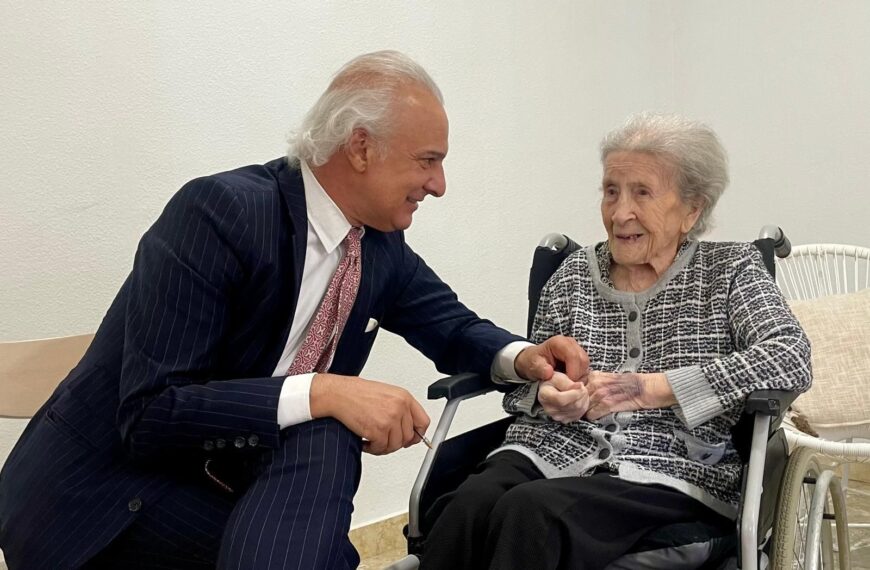 Celebrando la Vitalidad: Crescencia Alcanza los 111 Años con el Apoyo del Dr. Manuel de la Peña
