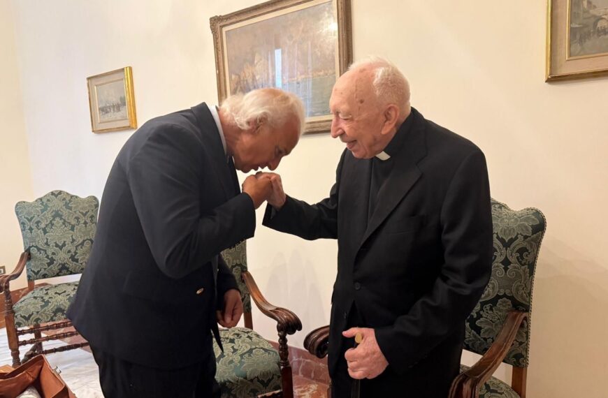 Celebración Centenaria: El Cardenal Acerbi y el Gurú de la Longevidad se Reúnen en el Vaticano